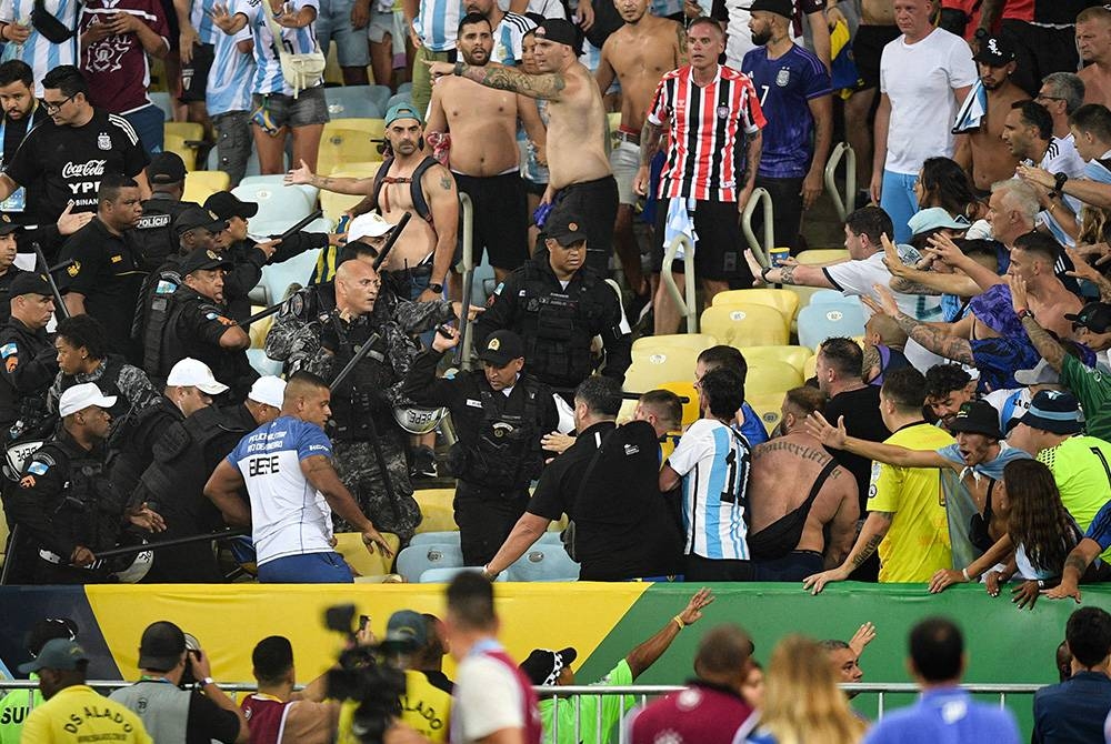 Penyokong Argentina dan Brazil bergaduh sebelum perlawanan bermula di Stadium Maracana. - Foto AFP