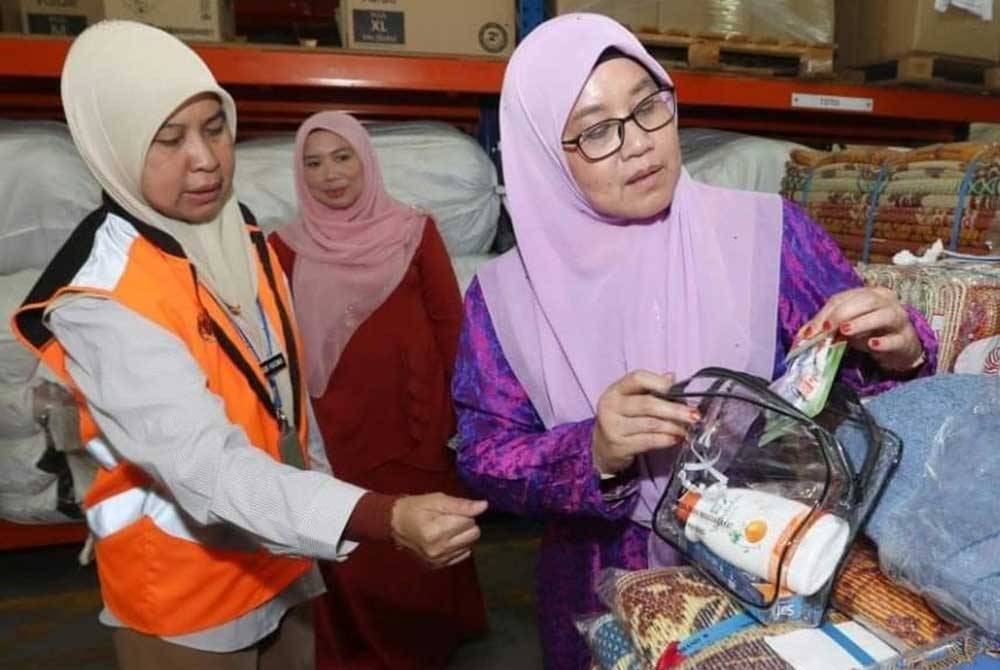 Siti Nor Hasma mengiringi Exco Kebajikan Masyarakat, Pembangunan Wanita dan Keluarga Pahang, Datuk Sabariah Saidan melawat Depoh Simpanan Keperluan Bencana JKM Pahang baru-baru ini. - Foto FB JKM Pahang