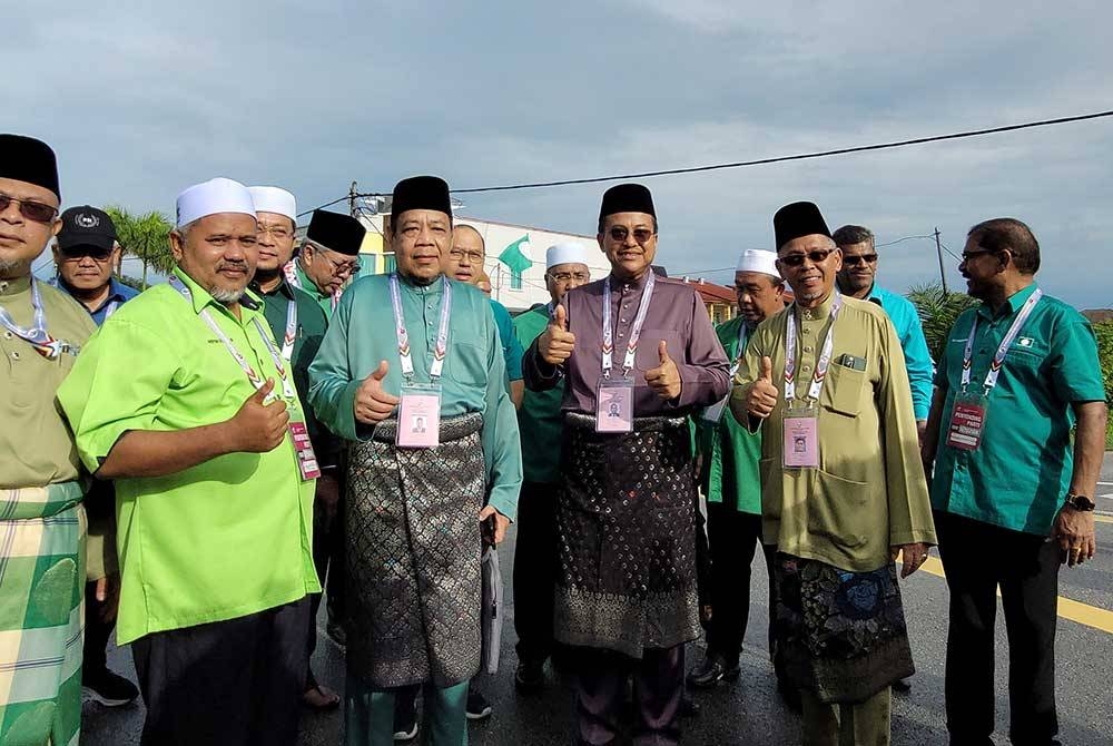 Ahmad Samsuri (dua dari kanan) mempunyai misi besar dalam mempertahankan kerusi Kemaman.