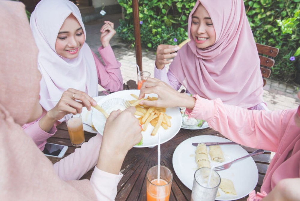 KETAHUILAH bahawa kita sebenarnya tidak dianjurkan untuk memberi salam kepada orang yang sedang makan. -Gambar hiasan/ Foto: 123RF