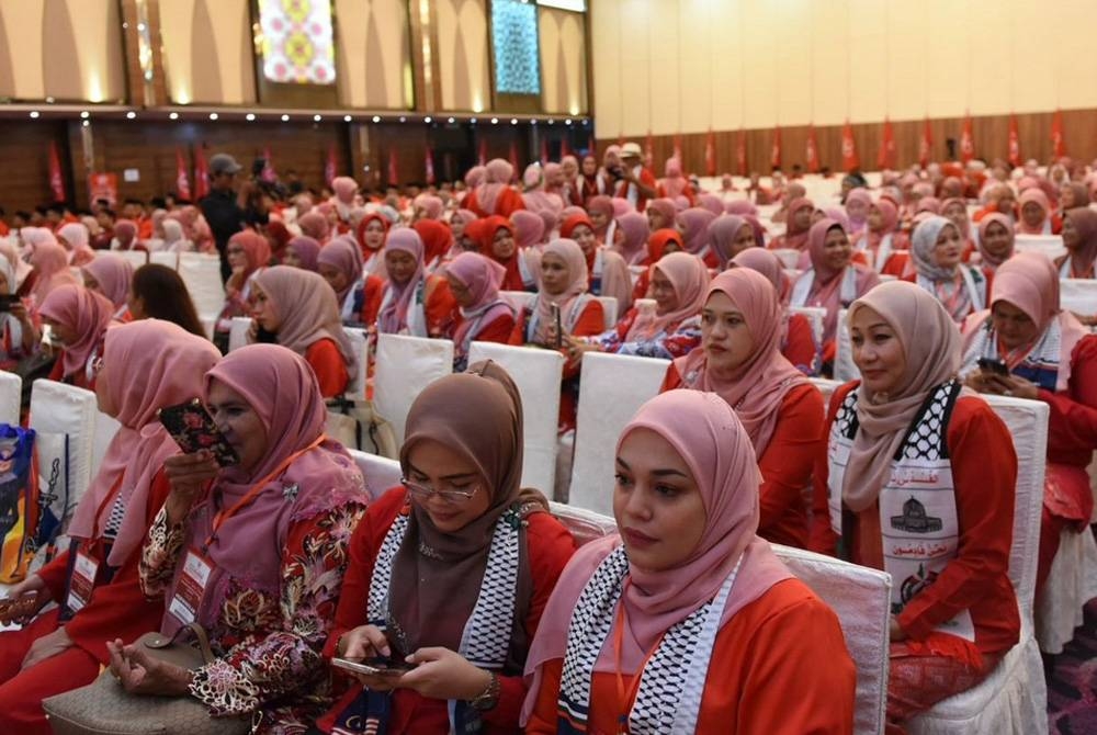 Perwakilan mula memenuhi dewan bagi mengikuti majlis perasmian Perhimpunan Agung Tahunan Bersatu 2023 Srikandi, Armada dan Srikandi Muda dan Bersekutu di IDCC, Shah Alam.