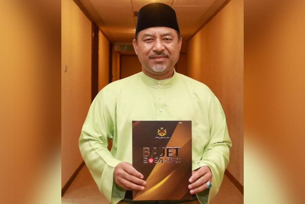 Mohd Nassaruddin menunjukkan fail Bajet Kelantan 2024 yang bertemakan &#039;Kelantan Mampan Berkat Sejahtera&#039;.