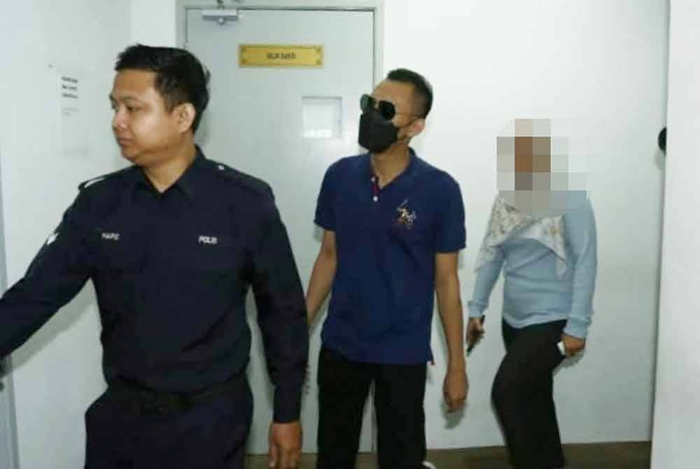 Mohd Zulhazree (tengah) tiba di Mahkamah Majistret Ipoh atas pertuduhan mencederakan isterinya menggunakan bakul.