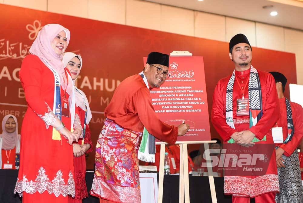 Ahmad Faizal (dua dari kanan) merasmikan majlis pembukaan Perhimpunan Agung Tahunan Armada dan Srikandi Bersatu kali keenam di IDCC, Shah Alam pada Khamis. - FOTO SINAR HARIAN / MOHD RAFIQ REDZUAN