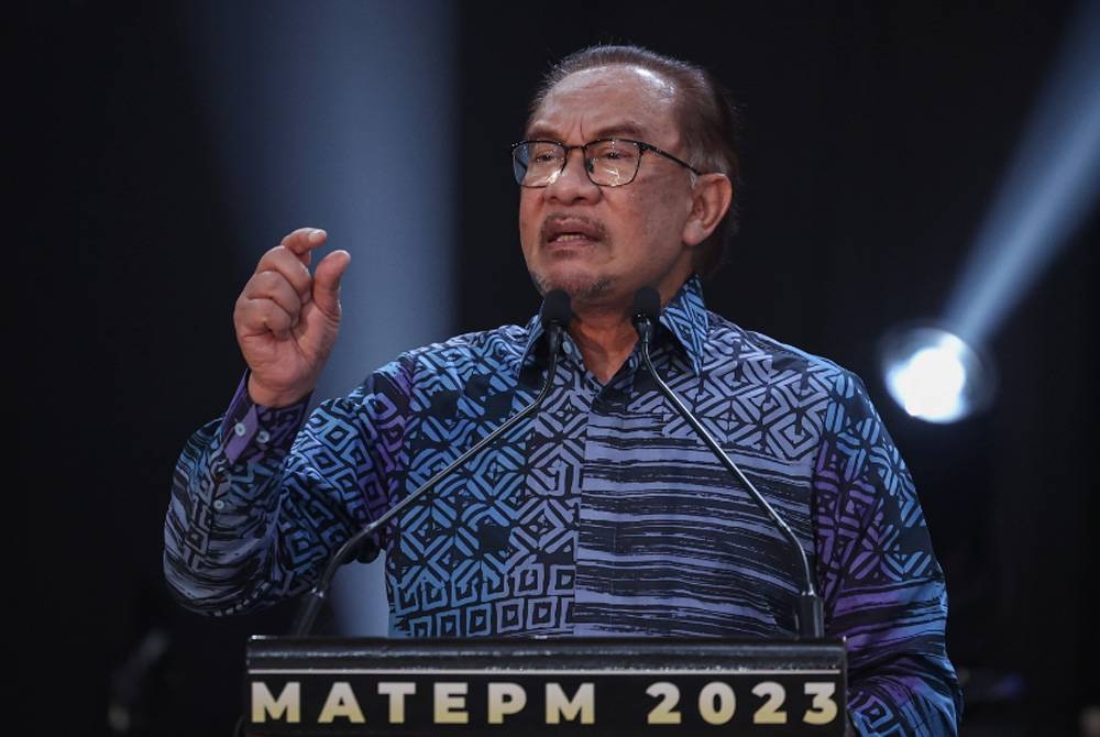 Anwar menyampaikan ucapan pada Majlis Anugerah Tangan Emas Perdana Menteri dan Anugerah Tokoh Mahir di Pusat Konvensyen Shah Alam, pada Khamis. - Foto Bernama