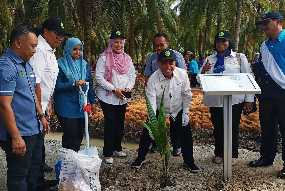 Saarani menanam anak pokok kelapa hibrid jenis Careni sebagai simbolik perasmian Laman Perak Sejahtera 2030 di Taman Agroteknologi Mardi Bagan Datuk pada Khamis.