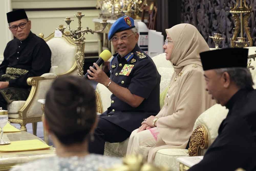 Yang di-Pertuan Agong Al-Sultan Abdullah Ri&#039;ayatuddin Al-Mustafa Billah Shah berkenan bertitah sempena Istiadat Khas Pengurniaan Darjah Kebesaran Negeri Pahang di Istana Negara, pada Khamis. Turut berangkat, Raja Permaisuri Agong Tunku Azizah Aminah Maimunah Iskandariah. - Foto Bernama