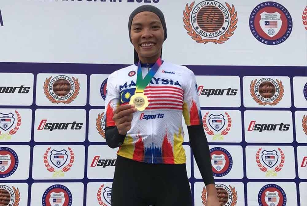 Aisyah ketika memenangi pingat emas acara elit wanita Kejohanan Berbasikal Kebangsaan 2023 di Melaka pada Julai lalu.