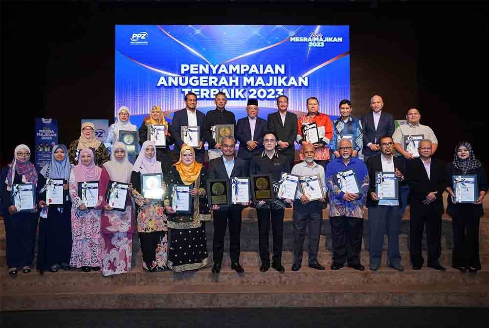 Abdul Hakim (belakang, tengah) bergambar bersama wakil penerima anugerah majikan terbaik pada Majlis Mesra Majikan 2023 di MECC pada Khamis.