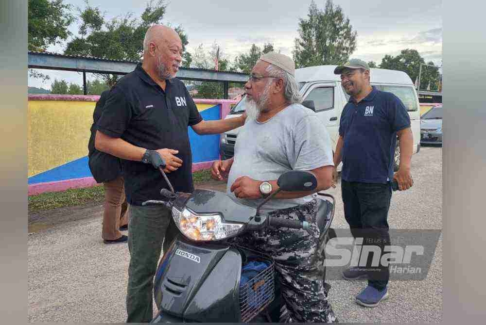 Raja Mohamed Affandi mendengar masalah yang dihadapi penduduk Kemaman.