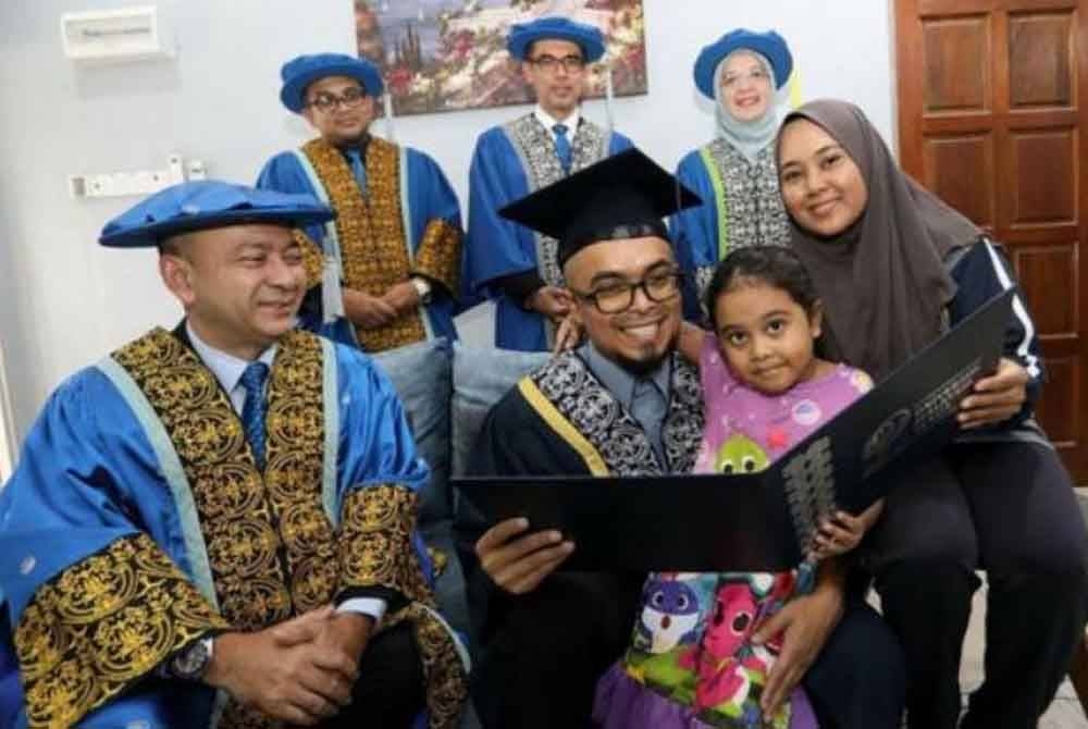 Mohamad Imhar gembira pengurniaan skrol ijazah sarjana mudanya dilaksanakan di rumahnya di Bukit Mertajam, Pulau Pinang. - Foto: UniMAP