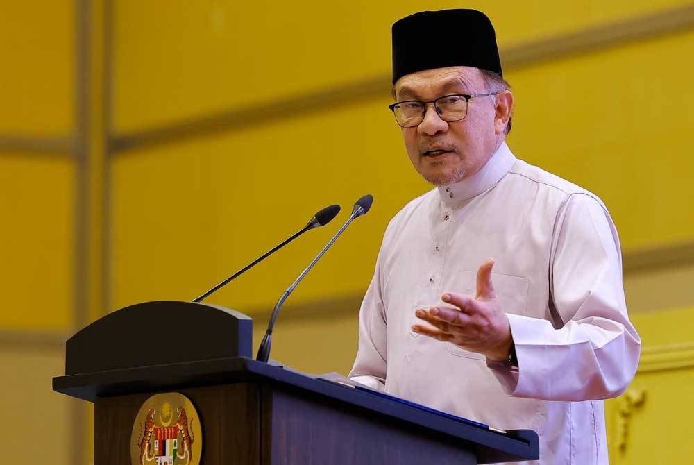 Anwar menyampaikan ucapan ketika hadir pada Majlis Kesyukuran Setahun Pentadbiran Perdana Menteri dan Kerajaan Madani hari ini. - Foto Bernama