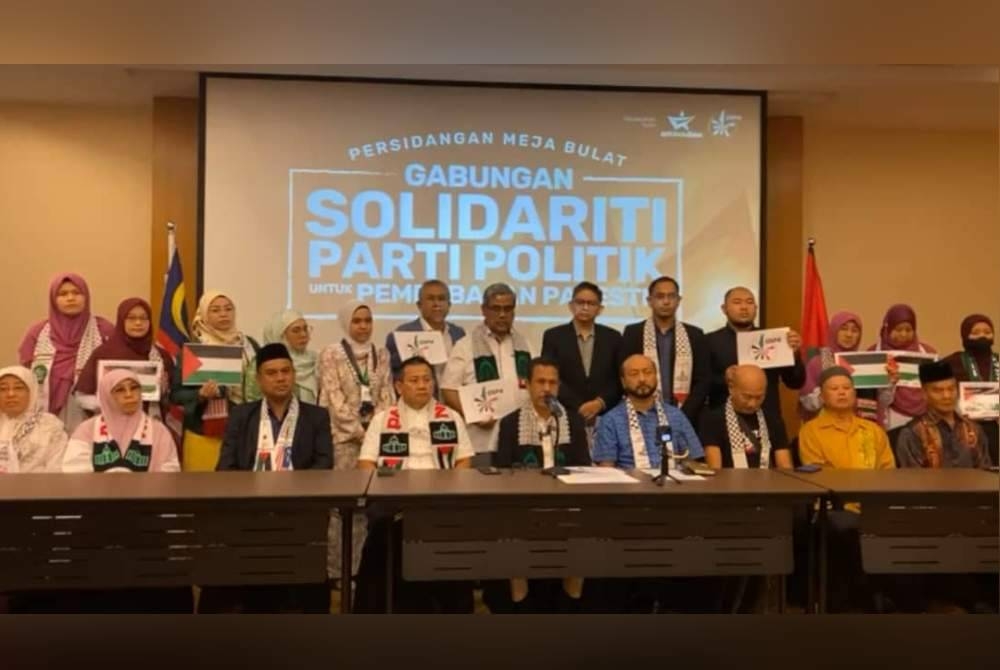 Zamani (duduk tengah) dalam sidang media Persidangan Meja Bulat: Gabungan Solidariti Parti Politik dan Tokoh Nasional Untuk Pembebasan Palestin di Hotel Tenera