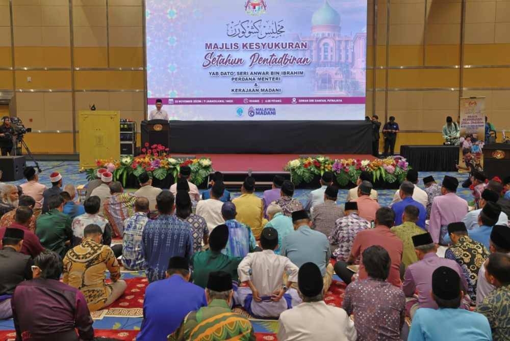 Anwar menyampaikan ucapan ketika hadir pada Majlis Kesyukuran Setahun Pentadbiran Perdana Menteri dan Kerajaan Madani hari ini. - Foto Bernama