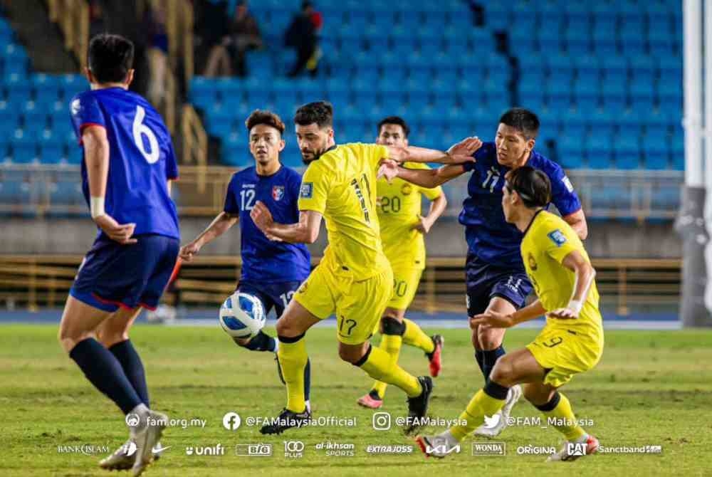 Perancang Harimau Malaya, Paulo Josue (tengah) diasak pemain Taiwan dalam aksi di Stadium Municipal Taipei pada Selasa lalu.