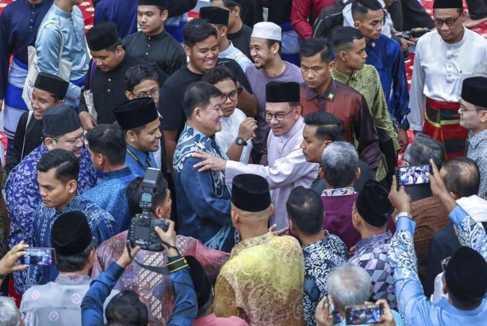 Anwar menyantuni orang ramai semasa majlis Kesyukuran Setahun Pentadbiran Perdana Menteri Datuk Seri Anwar Ibrahim dan Kerajaan Madani di Perbadanan Putrajaya malam ini. - Foto Bernama