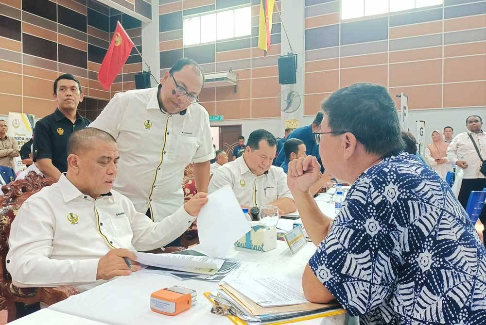 Saarani (kiri) sempena program Mesra Hari Bertemu Pelanggan Daerah Bagan Datuk di Dewan Dato&#039; Lope Hashim pada Khamis.