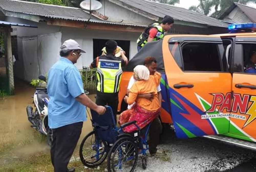 B. Sivabalan (kiri) mewakili Ahli Parlimen Kuala Selangor, Datuk Seri Dr Dzulkefly Ahmad meninjau keadaan semasa bencana banjir di Kampung Rantau Panjang.