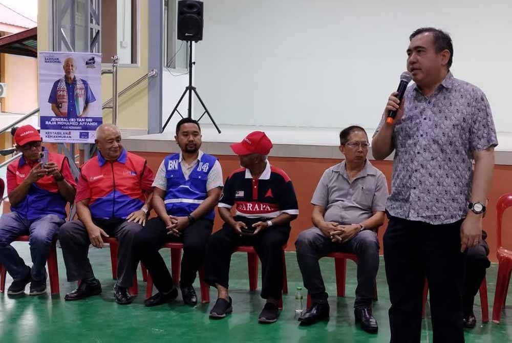 Anthony (kanan) semasa berjumpa dengan pengundi di Sekolah Kebangsaan Lok Khoon, Kemasik pada malam Khamis.