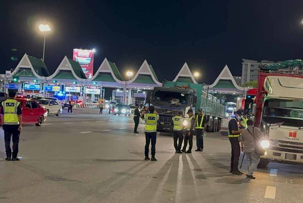 Pegawai JPJ melakukan pemeriksaan pada kenderaan barangan dalam Ops Khas Teknikal di Plaza Tol Juru, pada Khamis malam.