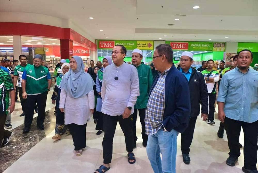 Hanafiah (kanan) mengiringi Ahmad Samsuri ketika mengiringi Ahmad Samsuri dalam program &#039;walkabout&#039; di sebuah kompleks beli-belah di sini. - Foto: Facebook Hanafiah Mat