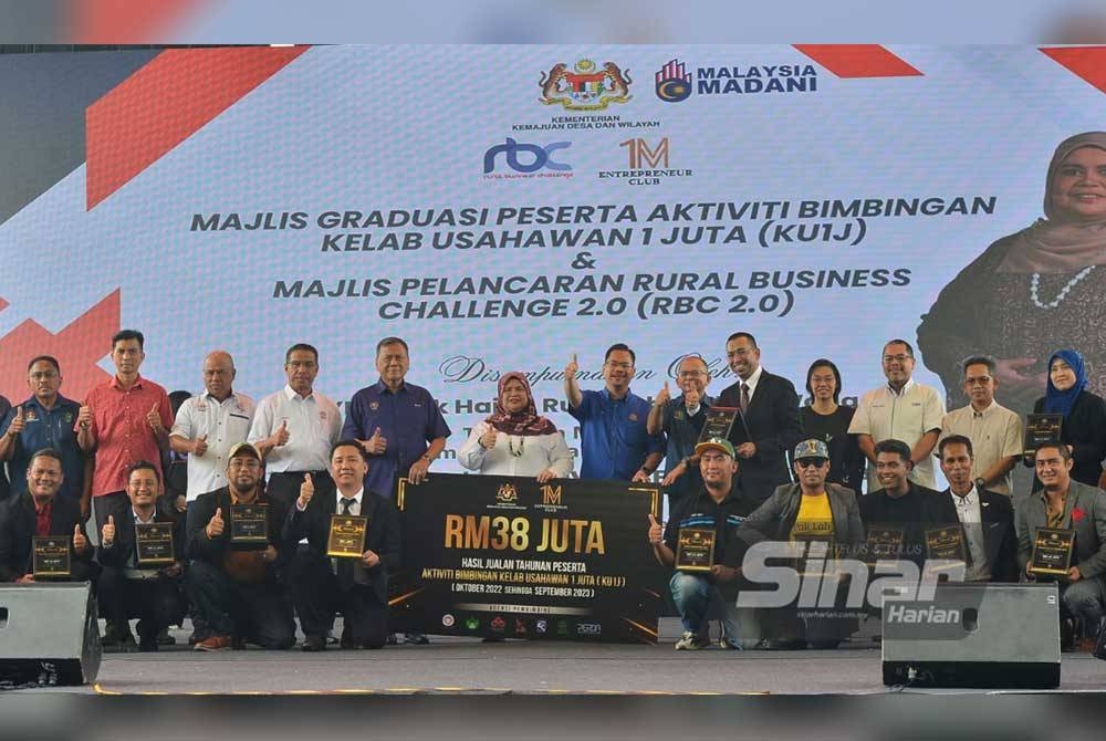 Timbalan Menteri Kemajuan Desa dan Wilayah (KKDW), Datuk Rubiah Wang bergambar bersama penerima selepas menyerahkan replika cek kepada peserta Aktiviti Bimbingan Kelab Usahawan (KU1J) pada Majlis Pelancaran Rural Business Challenge 2.0 (RBC 2.0) di Anjung Floria di sini,pada Jumaat. FOTO SINAR HARIAN / ASRIL ASWANDI SHUKOR.