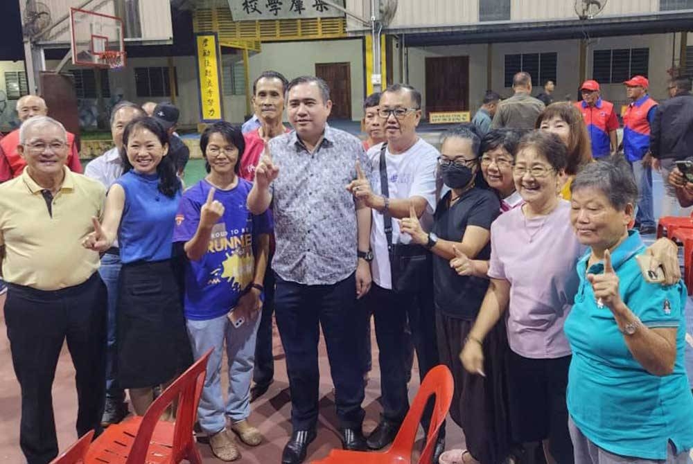 Anthony beramah mesra dengan masyarakat Cina di SJKC Lok Khoon, Kemasik pada Khamis malam.