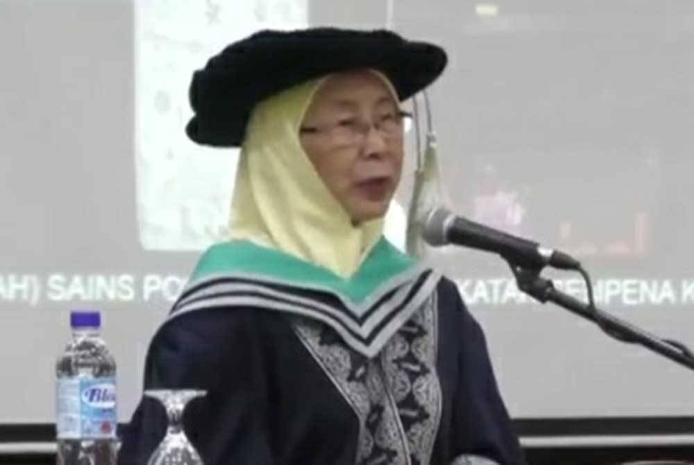 Wan Azizah semasa berucap pada Syarahan Perdana di Unisel Kampus Bestari Jaya di sini pada Jumaat.