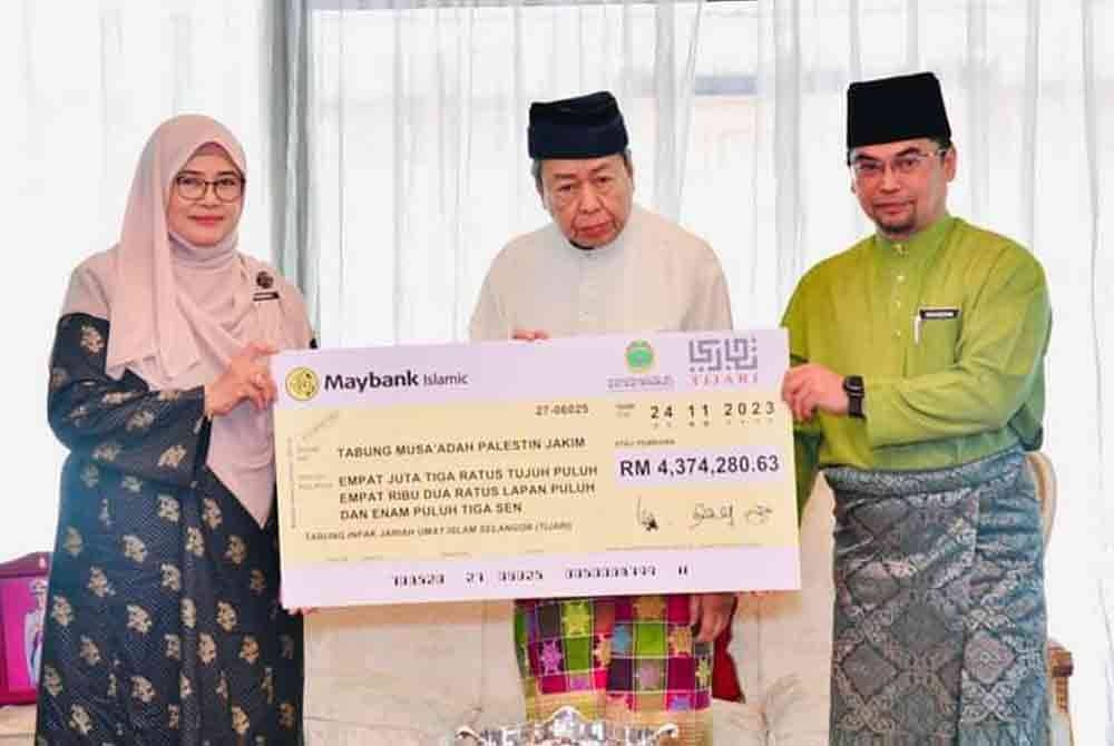 Sultan Sharafuddin (tengah) berkenan menyampaikan Dana Bantuan Kemanusiaan Umat Islam Palestin berjumlah RM4,374,280.63 kepada Tabung Musa&#039;adah Palestin Jakim.