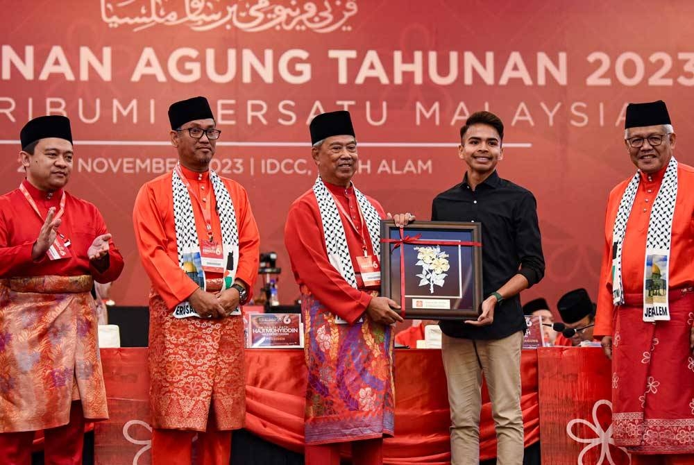 Pempengaruh media sosial, Muhammad Faiz Basirun, 21, (dua dari kanan) menerima Anugerah Khas Presiden yang disampaikan oleh Muhyiddin ketika Perhimpunan Agung Tahunan Armada dan Srikandi Bersatu kali ke-6 di Pusat Konvensyen Ideal (IDCC)