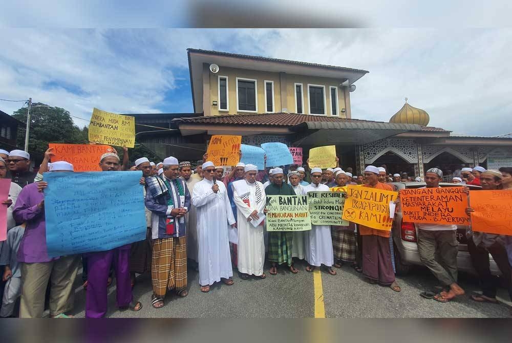 Sebahagian penduduk dan anak kariah yang hadir pada perhimpunan aman yang dilakukan selepas solat Jumaat.