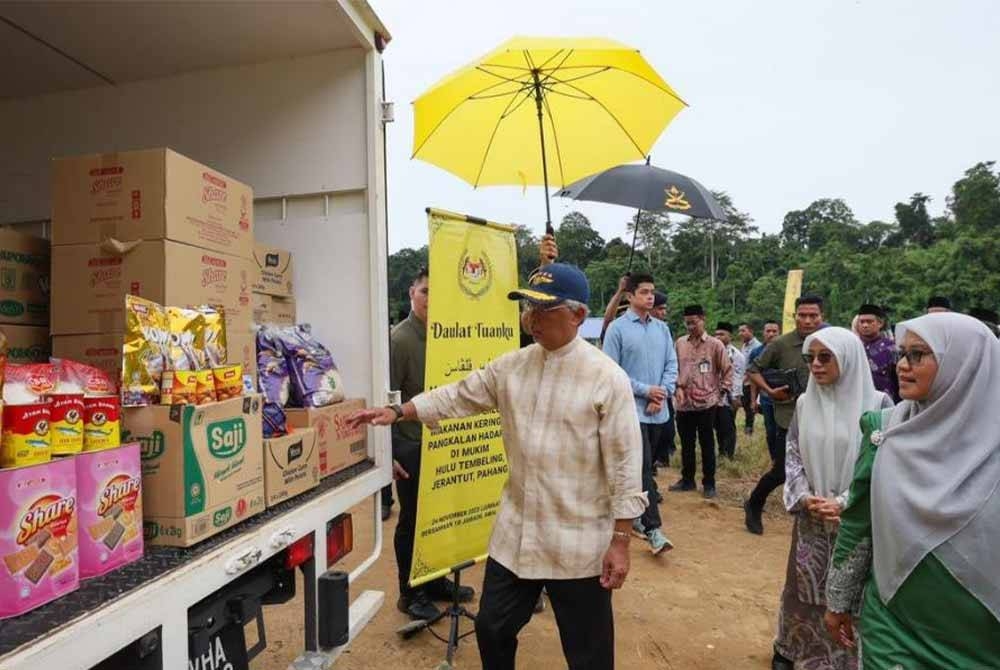 Al-Sultan Abdullah hari ini berkenaan sempurnakan pelancaran Misi Penghantaran Barang Keperluan Ke Pangkalan Hadapan di Mukim Hulu Tembeling di Jerantut, sebagai persiapan menghadapi musim tengkujuh. - Foto Bernama