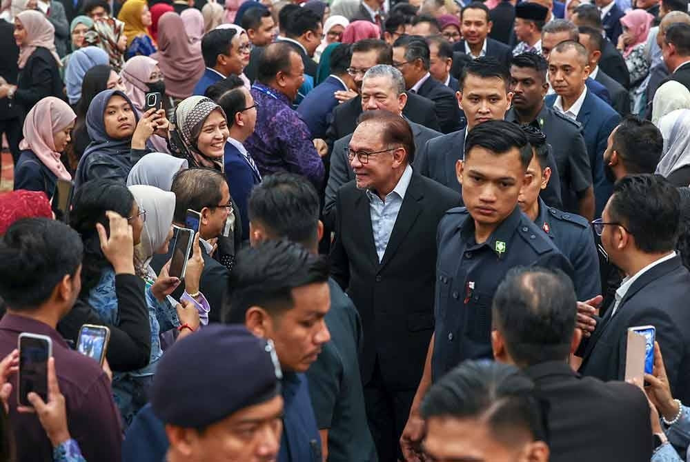 Anwar beramah mesra bersama penjawat awam pada majlis perjumpaan bersama warga Jabatan Perdana Menteri bagi November 2023 di Puspanitapuri pada 6 November lalu. - Foto Bernama