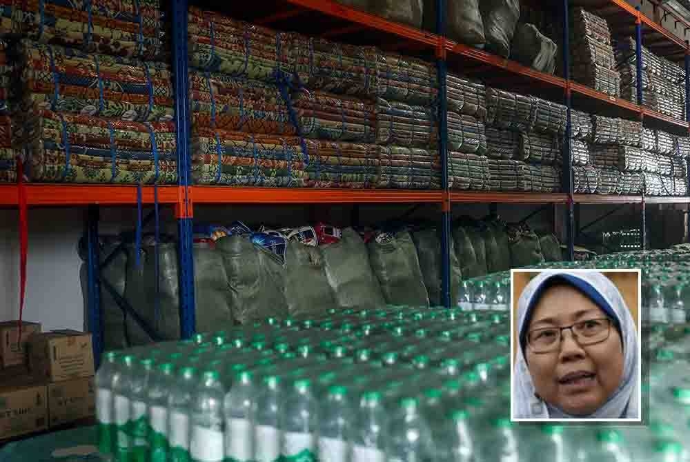 Barangan keperluan asas bagi mangsa banjir yang berpindah ke PPS disimpan di Depoh Simpanan Keperluan Bencana Kemumin bagi persiapan menjelang musim banjir negeri Kelantan. (Gambar kecil: Fuziah) - Foto Bernama