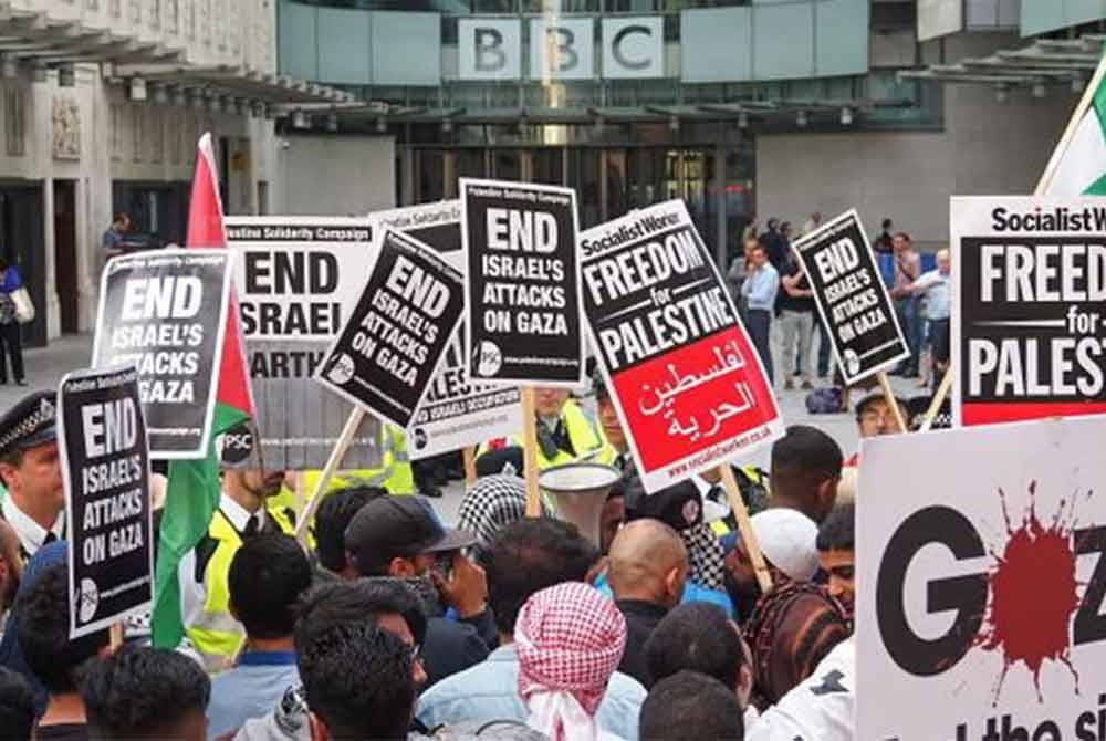 Kumpulan protes berhimpun di luar ibu pejabat BBC sebagai membantah laporan pro-Israel yang didakwa menyokong kekejaman di Genting Gaza. - Foto: Agensi