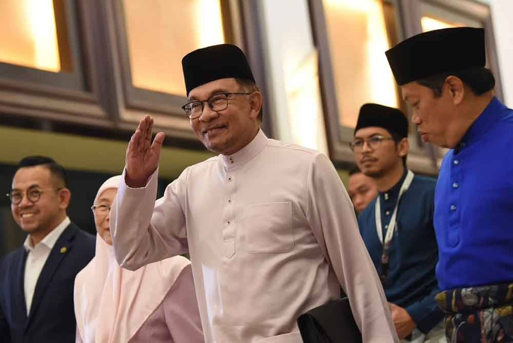 Anwar ketika membentangkan Bajet 2024 baru-baru ini. - Foto SINAR HARIAN / MOHD RAFIQ REDZUAN HAMZAH