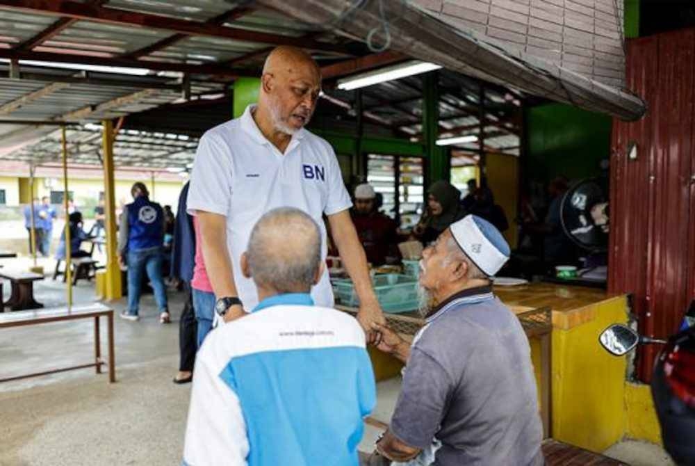 Raja Mohamed Affandi (kiri) mengakui tidak mudah membuat keputusan menerima tawaran menjadi calon Pilihan Raya Kecil (PRK) - Foto Bernama