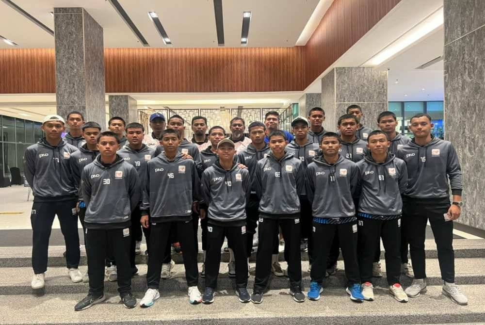 Khairun Haled bersama pengurusan dan pemain ABF menggalas cabaran kejuaraan Piala Pra U 2023 yang menyingkap tirai di Stadium Akademi Mokhtar Dahari, Gambang, Kuantan.