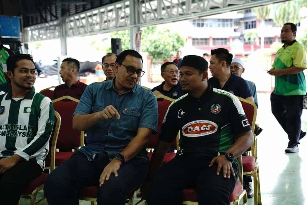 Afnan Hamimi (dua kanan) beramah mesra dengan anak muda. - Foto: FB Afnan Hamimi Taib Azamudden