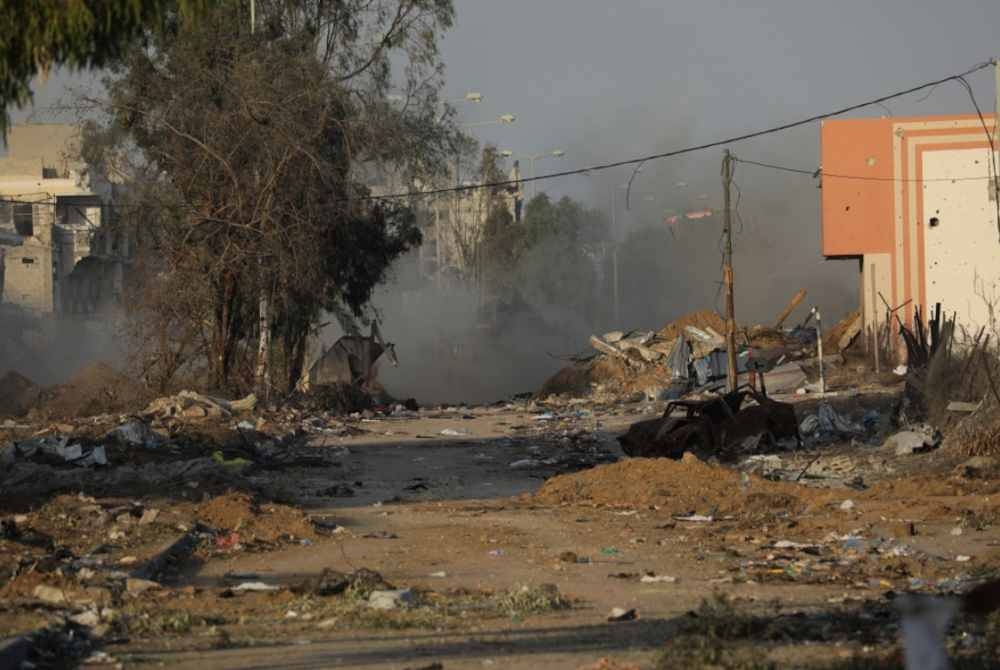 Dianggarkan seramai 1.7 juta penduduk Gaza yang dipaksa pindah ke selatan negeri itu hilang tempat tinggal apabila kediaman mereka musnah akibat pengeboman berterusan Israel sejak 7 Oktober. - Foto EPA