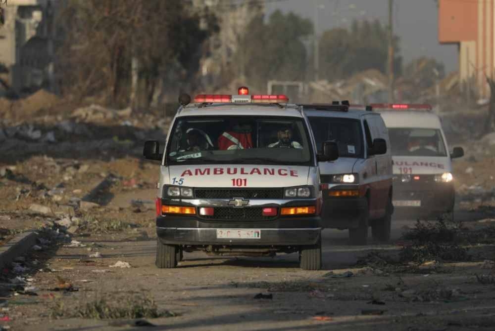 Ambulans Palestin membawa mangsa yang cedera dari utara Semenanjung Gaza ke selatan Semenanjung Gaza. - Foto EPA