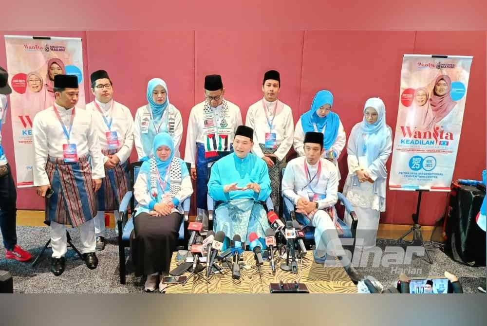 Rafizi (duduk tengah) pada sidang media berhubung Kongres Nasional Tahunan PKR 2023 di Pusat Konvensyen Antarabangsa (PICC) Putrajaya, pada Sabtu. - Foto Sinar Harian/Asril Aswandi Shukor