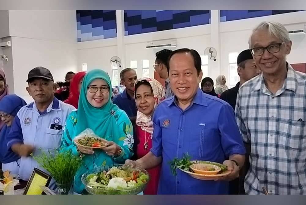 Ahmad (dua dari kanan) menunjukkan menu sihat pada Program Kesihatan Kesedaran Jantung Komuniti Benut di Dewan Muafakat Sungai Pinggan Benut, pada Sabtu.