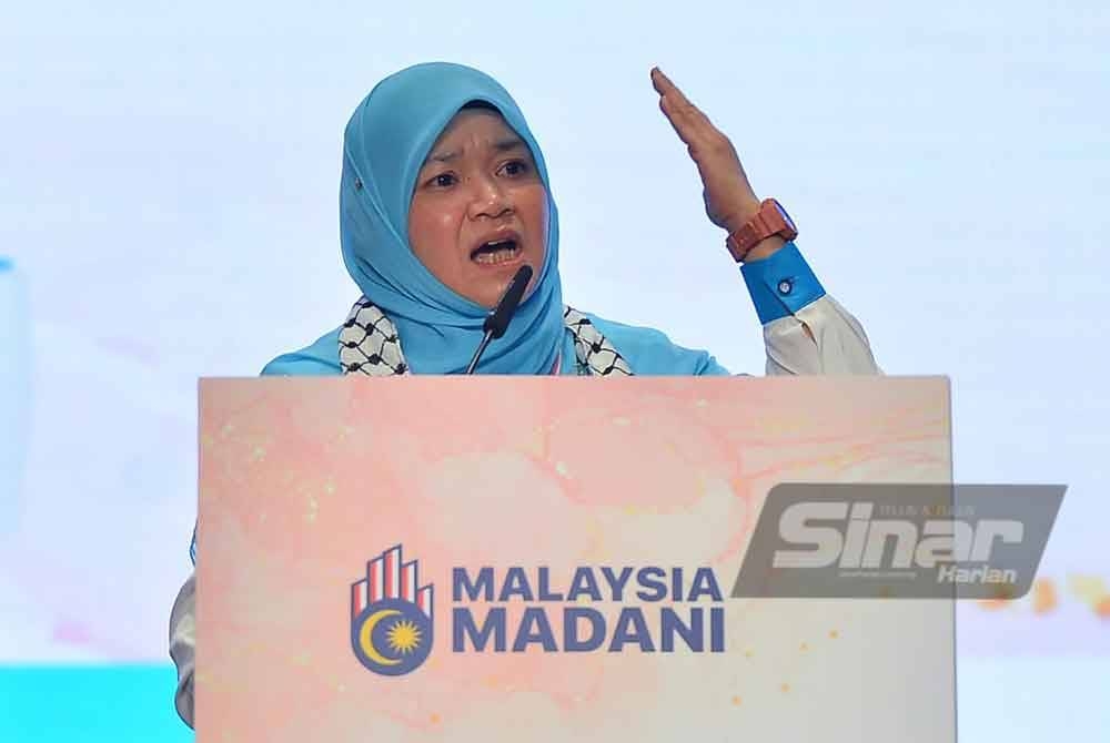 Fadhlina menyampaikan ucapan dasar di hadapan perwakilan sewaktu Kongres Nasional Tahunan Angkatan Muda Keadilan (AMK) 2023 di Pusat Konvensyen Antarabangsa Putrajaya (PICC), di sini pada Sabtu. - FOTO SINAR HARIAN/ ASRIL ASWANDI SHUKOR.