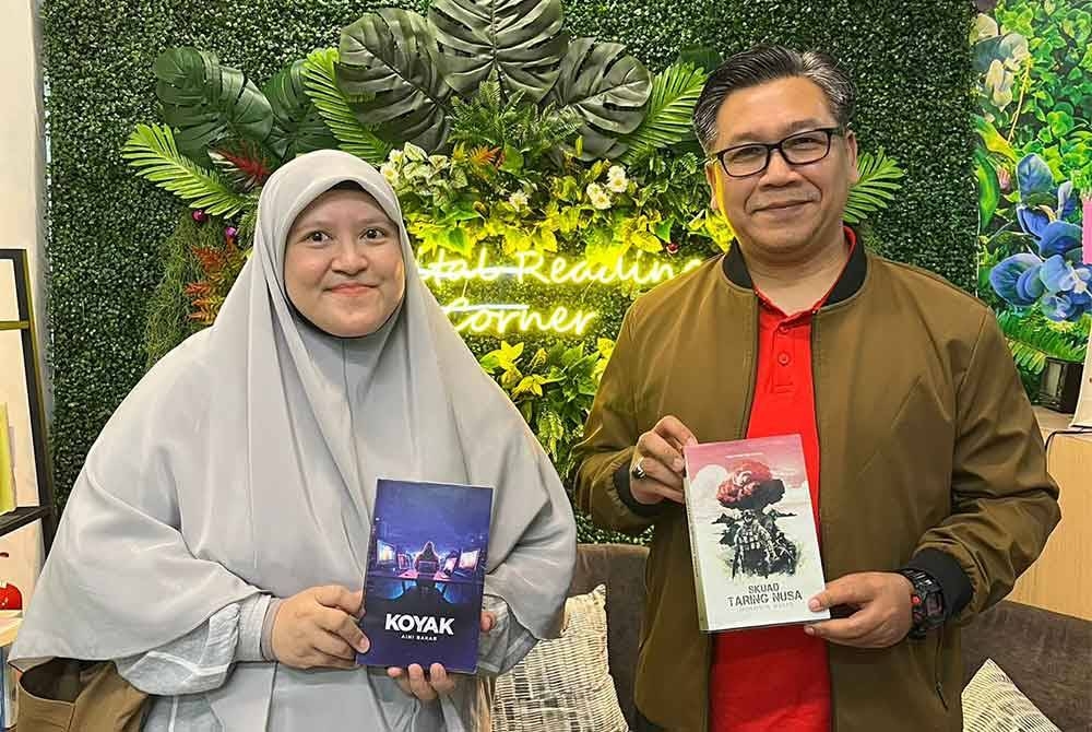 Aini dan Muhaymin bersama hasil karya masing-masing.