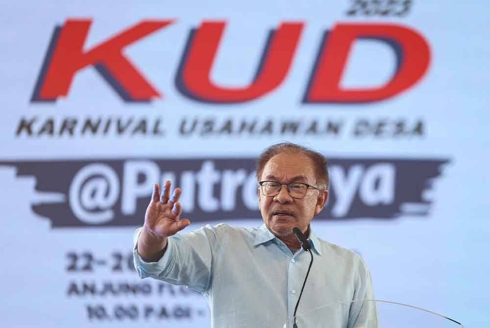 Anwar berucap melancarkan Karnival Usahawan Desa (KUD) Kebangsaan 2023 di Anjung Floria, pada Sabtu. - Foto Bernama