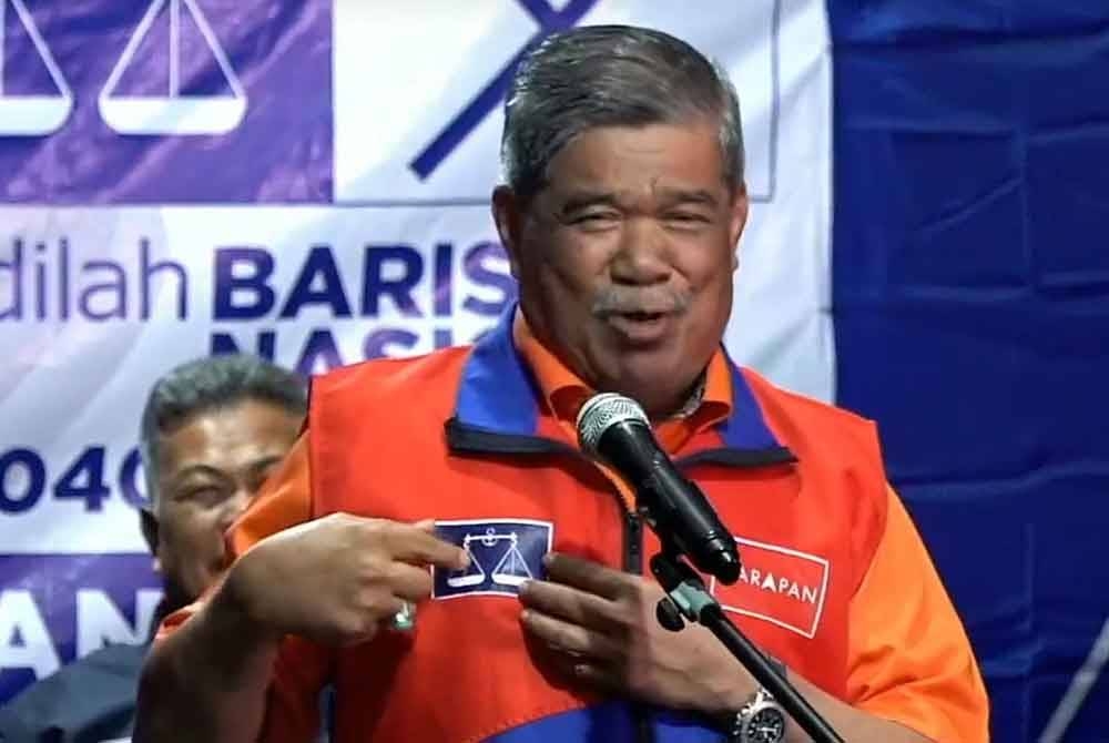 Mohamad menunjukkan logo BN pada jaket yang dipakainya.