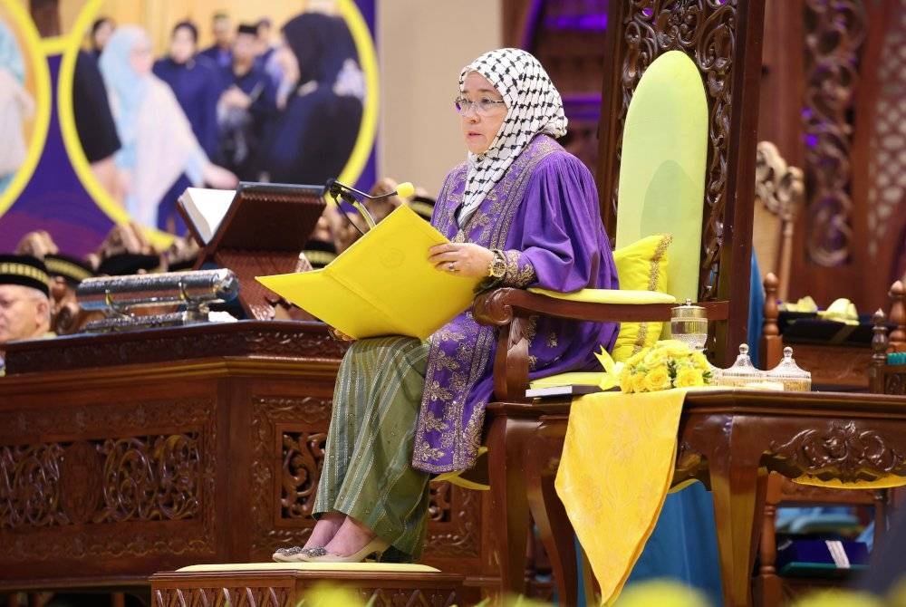 Raja Permaisuri Agong Tunku Azizah Aminah Maimunah Iskandariah yang juga Ketua Perlembagaan (Canselor) Universiti Islam Antarabangsa Malaysia (UIAM) berkenan bertitah pada Majlis Konvokesyen UIAM ke-39, pada Sabtu. - Foto Bernama