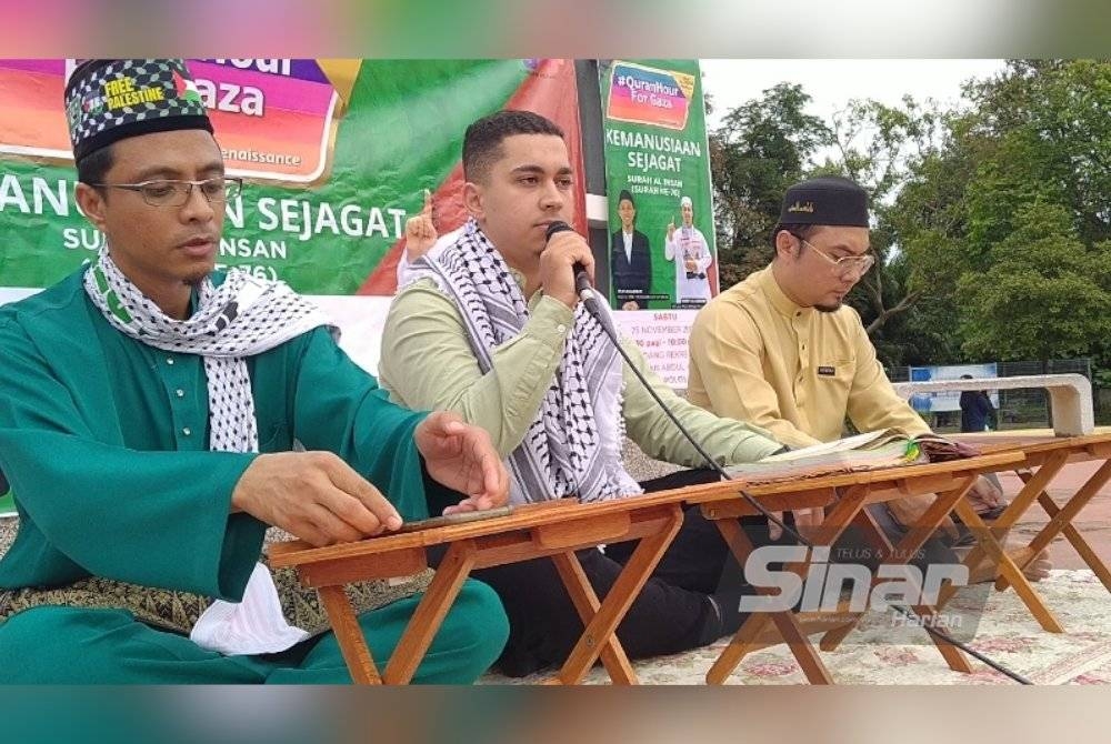 Mohamad (tengah) ketika mengalunkan bacaan Surah Al-Insan sempena program #QuranHour For Gaza anjuran Rumah Ngaji Negeri Perak di Taman Rekreasi Sultan Abdul Aziz pada Sabtu.