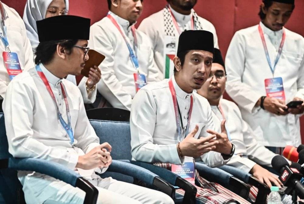 Adam Adli padang sidang akhbar Kongres Nasional Tahunan AMK 2023 di di Pusat Konvensyen Antarabangsa (PICC), Putrajaya pada Sabtu.